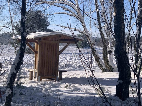 Unterstand_für_Wanderer_im_Schnee_Kopie.jpg 