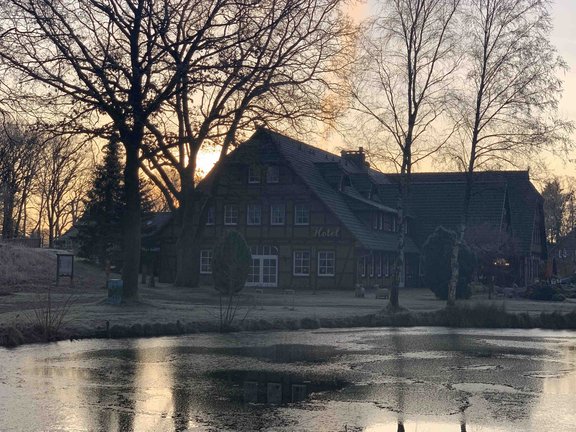 Außenansicht_Hotel_vom_Teich_im_Winter_Kopie.jpg 